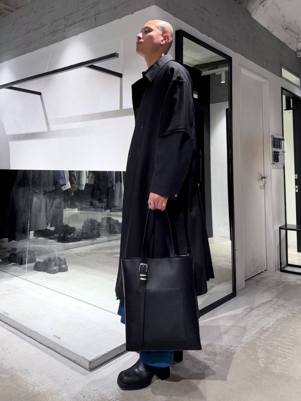 ブラック系のブーツ、ブラック系のシャツ/ブラウス、ブラック系のトートバッグを着用したメンズの春コーディネートの2枚目の写真
