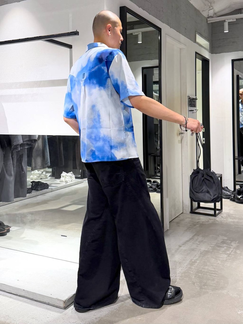 ホワイト系のシャツ/ブラウス、ブラック系のショルダーバッグ、ブラック系のサンダルを着用したメンズの夏コーディネートの4枚目の写真