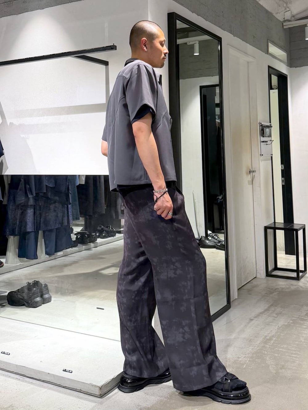 グレー系のスラックス、グレー系のシャツ/ブラウス、ブラック系のサンダルを着用したメンズの夏コーディネートの4枚目の写真