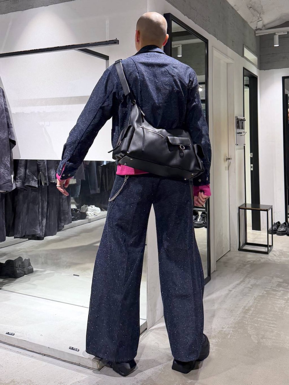 ブラック系のローファー、ブルー系のデニムジャケット、ピンク系のTシャツ/カットソーを着用したメンズの秋コーディネートの3枚目の写真