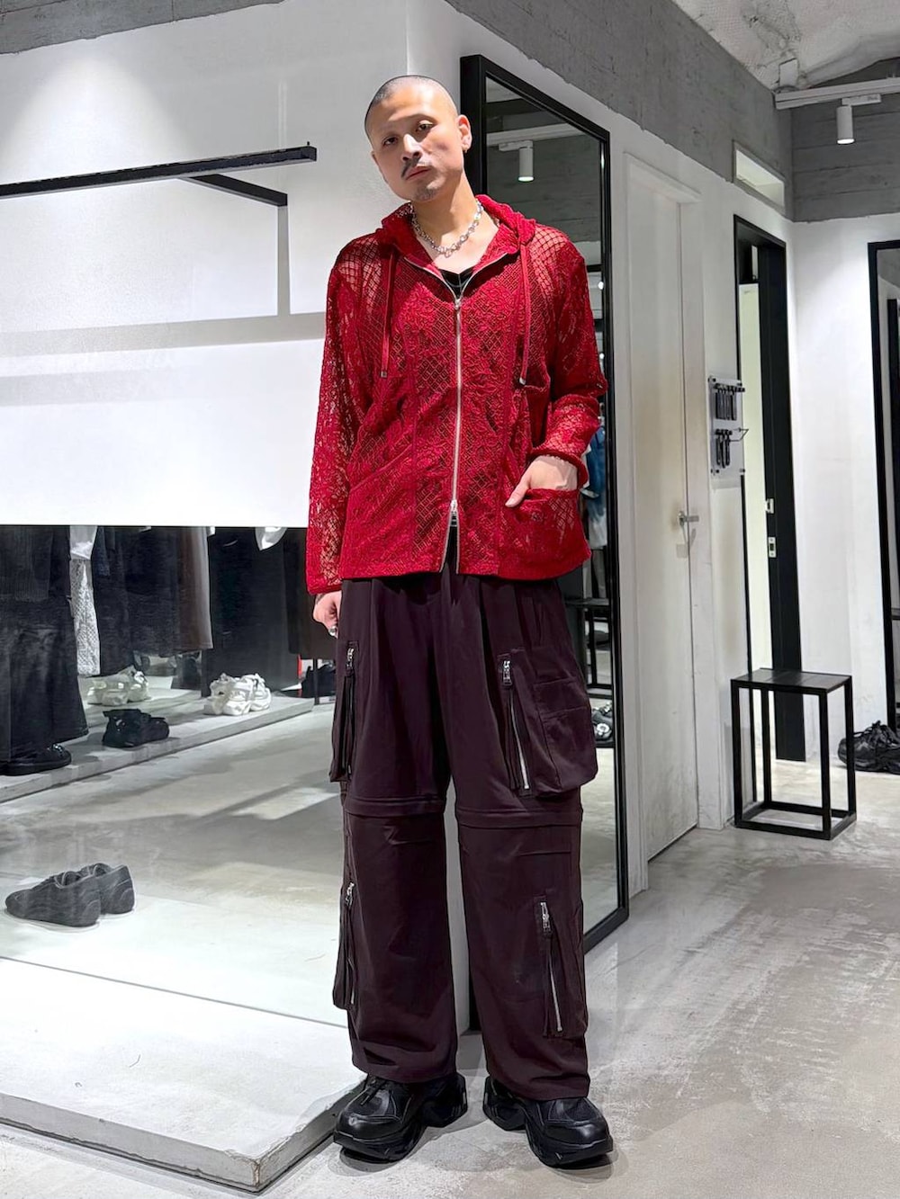 ブラック系のトートバッグ、ブラック系のスニーカー、ブラウン系のカーゴパンツを着用したメンズの春コーディネートの5枚目の写真