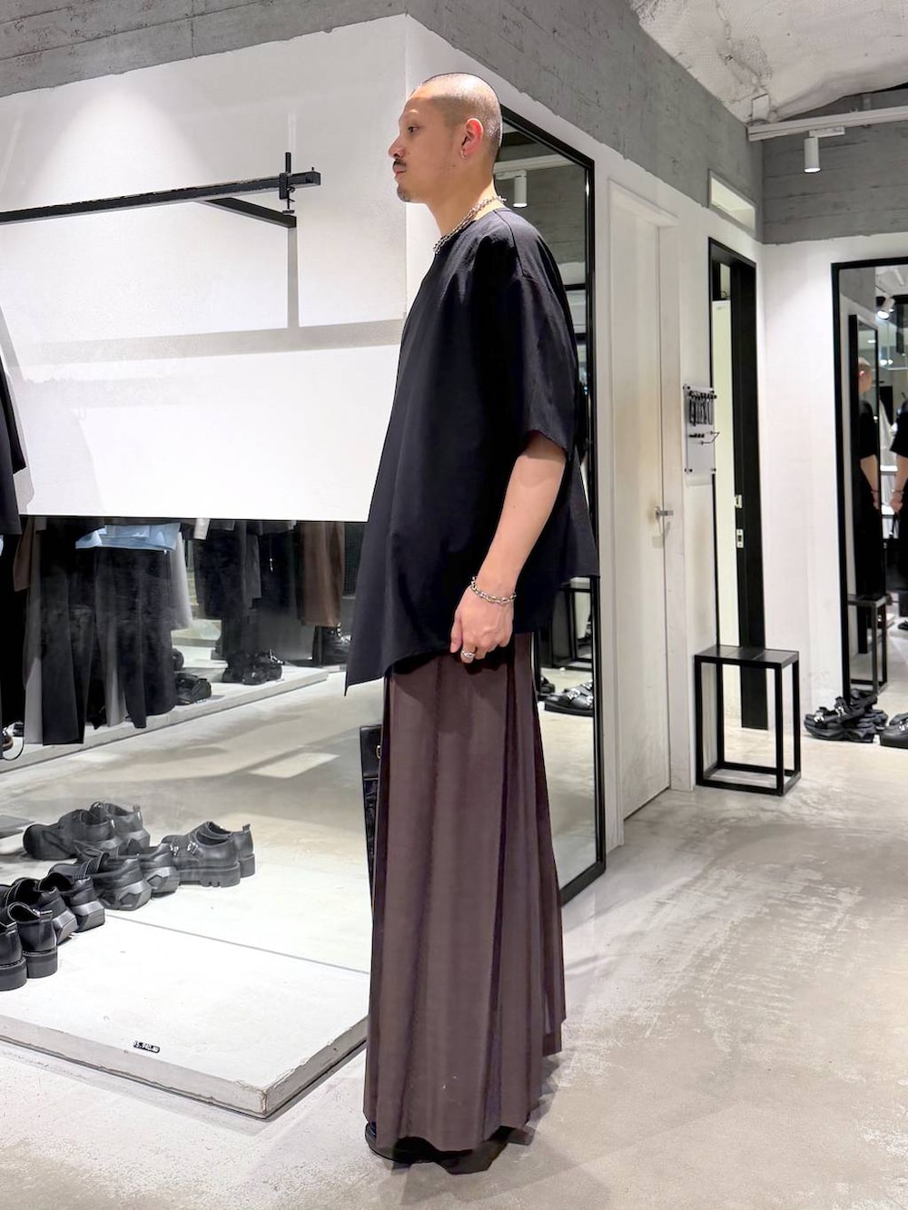 ブラック系のサンダル、ブラック系のトートバッグ、ブラック系のTシャツ/カットソーを着用したメンズの夏コーディネートの2枚目の写真