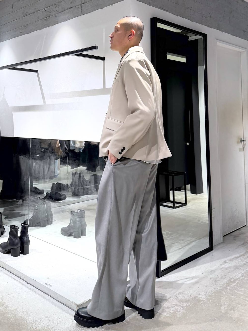 ブラック系のネクタイ、ホワイト系のシャツ/ブラウス、ベージュ系のテーラードジャケットを着用したメンズの冬コーディネートの2枚目の写真