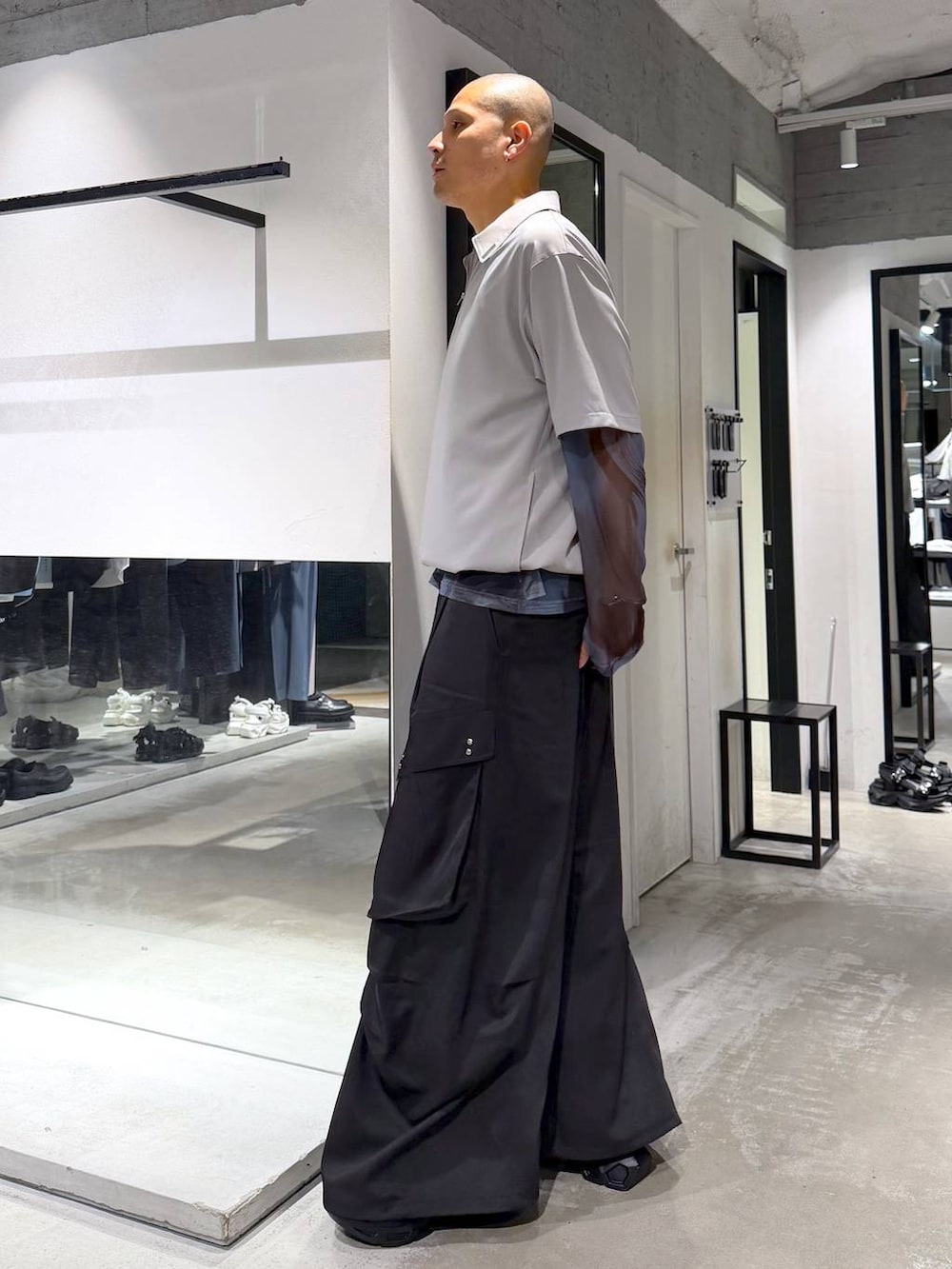 ブラック系のサンダル、ブラック系のカーゴパンツ、ホワイト系のシャツ/ブラウスを着用したメンズの春コーディネートの2枚目の写真