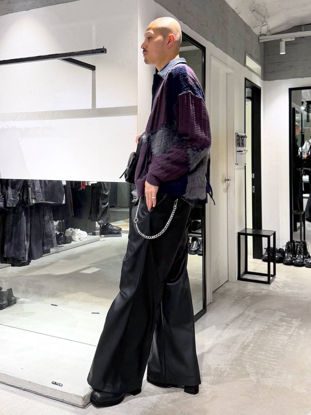 ブルー系のシャツ/ブラウス、ブラック系のショルダーバッグ、ブラック系のブーツを着用したメンズの秋コーディネートの2枚目の写真
