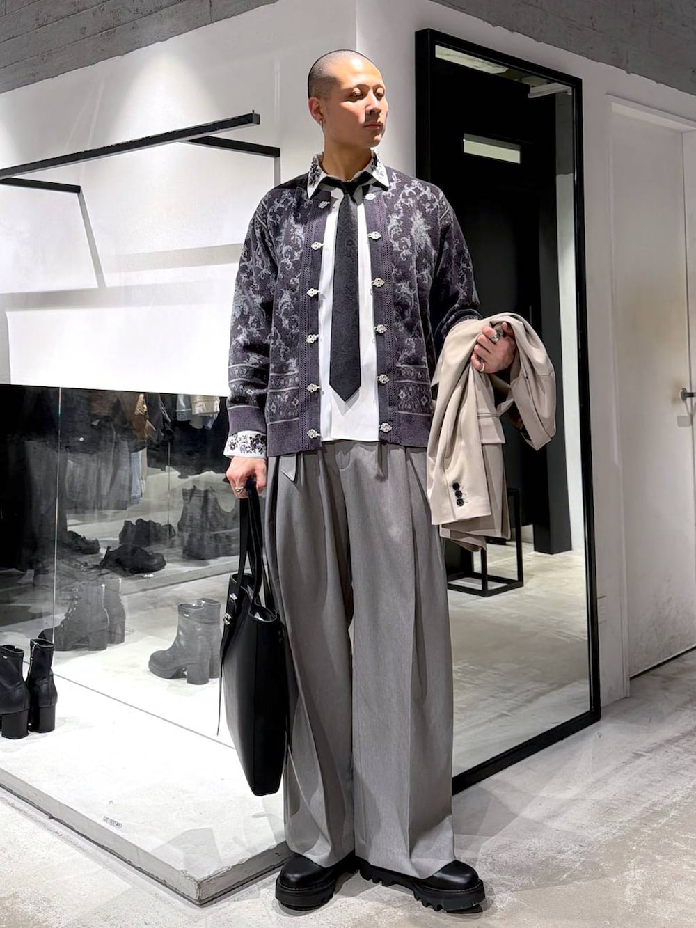 ブラック系のネクタイ、ホワイト系のシャツ/ブラウス、ベージュ系のテーラードジャケットを着用したメンズの冬コーディネートの5枚目の写真