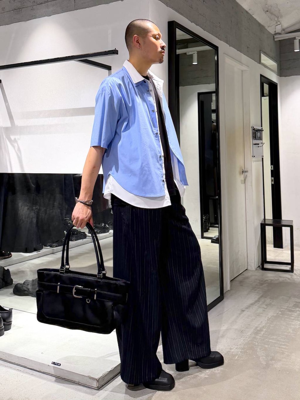 ブルー系のシャツ/ブラウス、ブラック系のサンダル、ブルー系のスラックスを着用したメンズの夏コーディネートの4枚目の写真