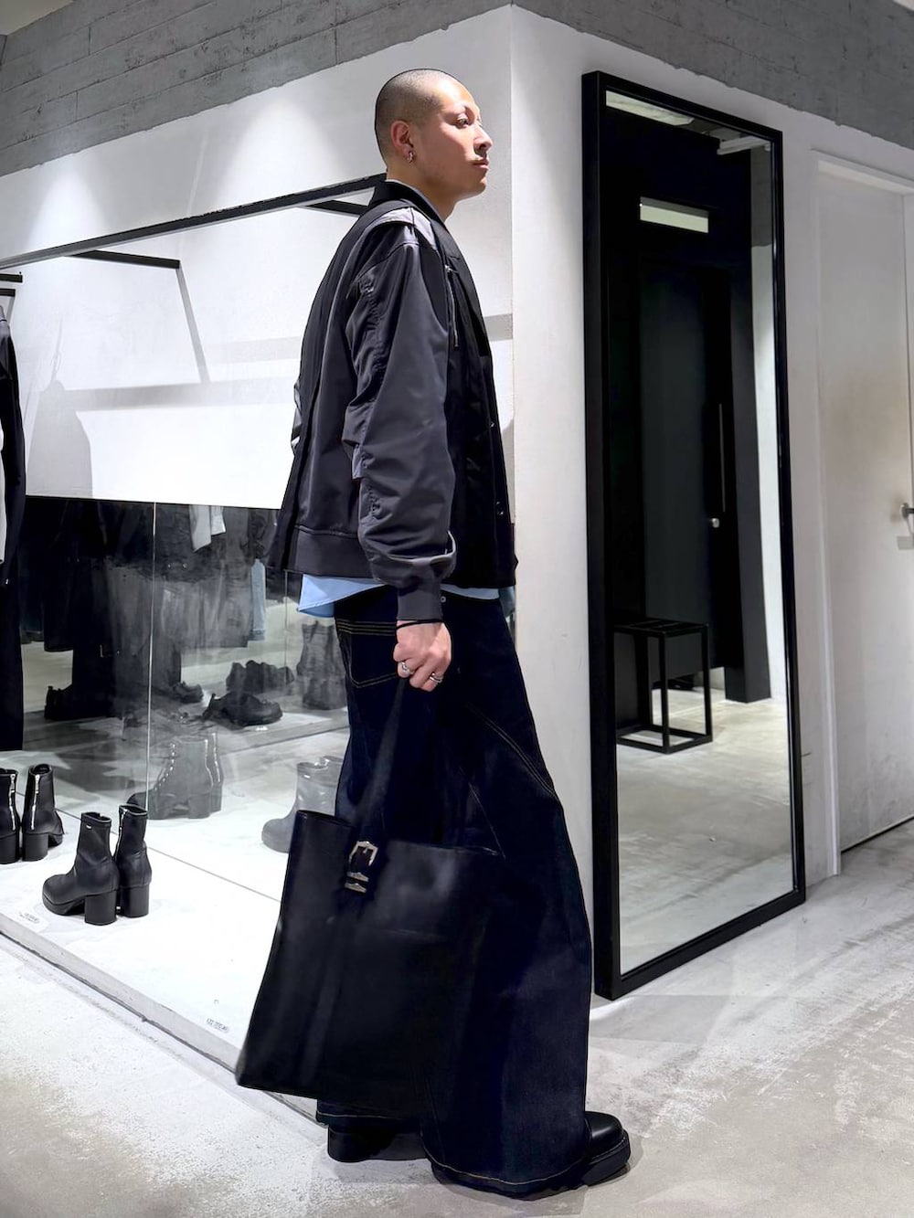 ブルー系のネクタイ、ブラック系のドレスシューズ、ブラック系のトートバッグを着用したメンズの冬コーディネートの4枚目の写真