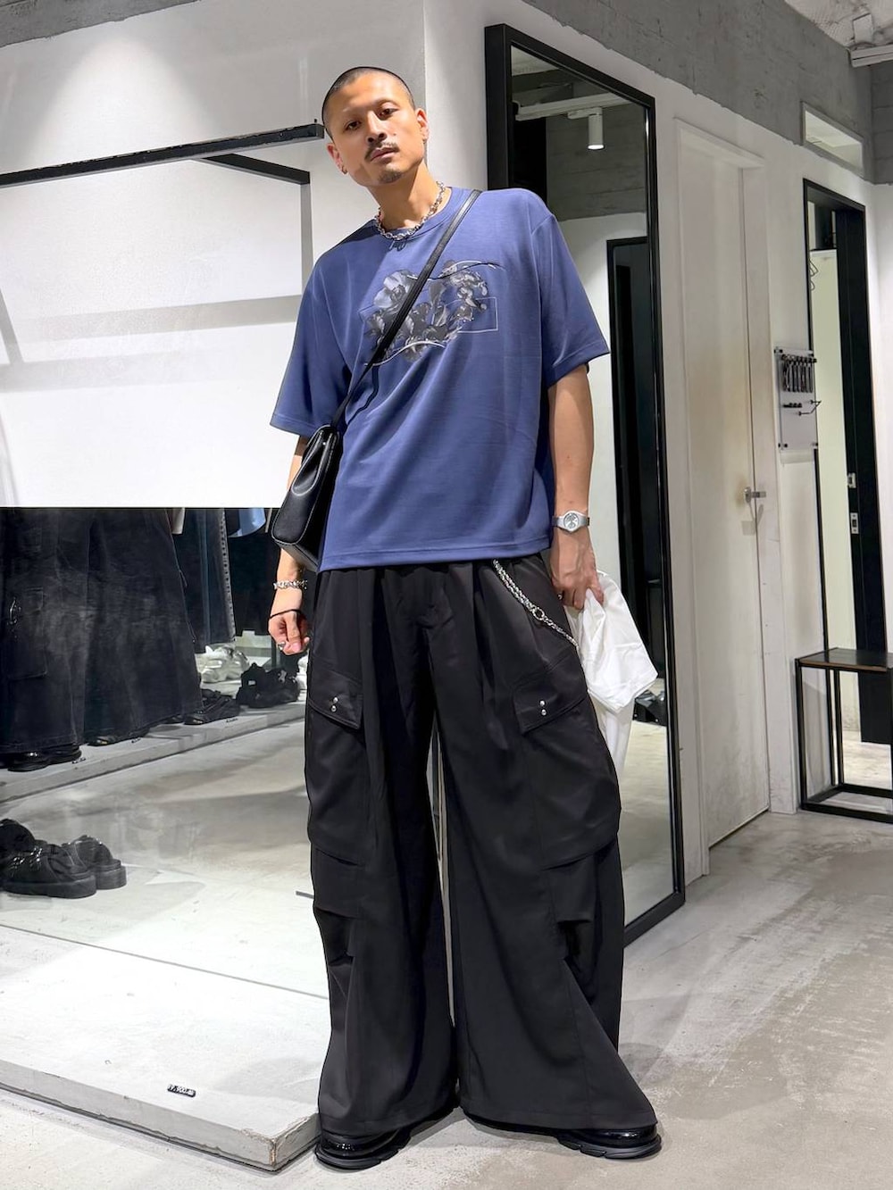 ブラック系のショルダーバッグ、ホワイト系のシャツ/ブラウス、ブラック系のカーゴパンツを着用したメンズの夏コーディネートの5枚目の写真