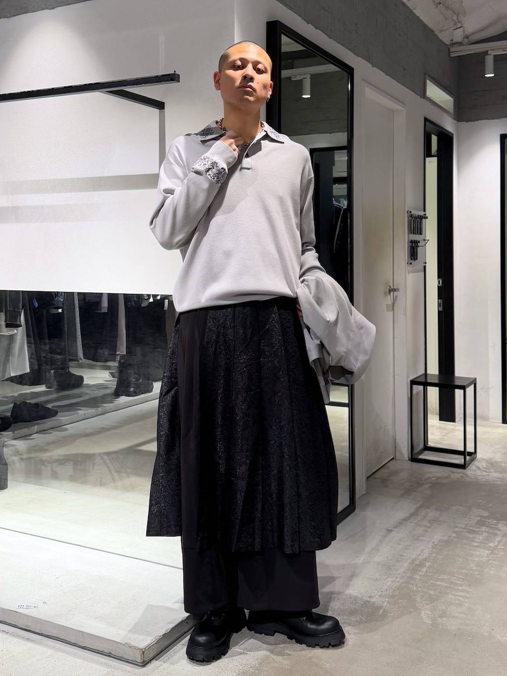 ブラック系のトートバッグ、グレー系のポロシャツ、ブラック系のその他パンツを着用したメンズの春コーディネートの6枚目の写真