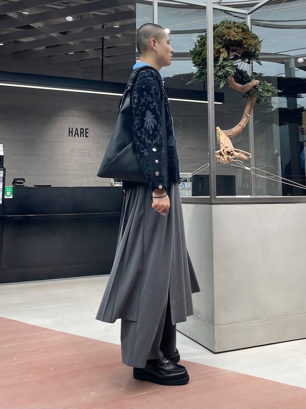 ブラック系のカーディガン/ボレロ、ブラック系のその他パンツ、ブラック系のローファーを着用したメンズの秋コーディネートの4枚目の写真