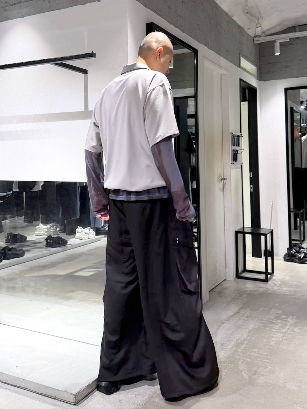ブラック系のサンダル、ブラック系のカーゴパンツ、ホワイト系のシャツ/ブラウスを着用したメンズの春コーディネートの4枚目の写真
