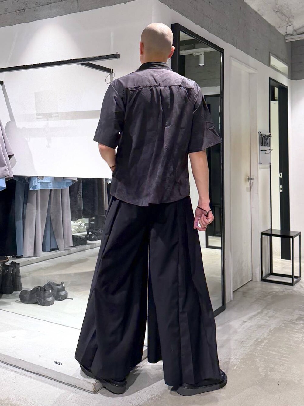 ブラック系のサンダル、ブラック系のスラックス、グレー系のシャツ/ブラウスを着用したメンズの夏コーディネートの4枚目の写真