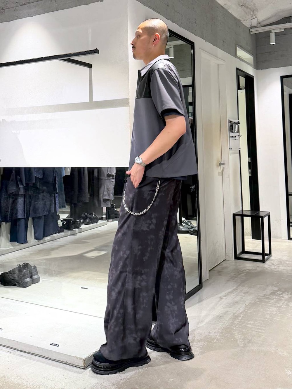 グレー系のスラックス、グレー系のシャツ/ブラウス、ブラック系のサンダルを着用したメンズの夏コーディネートの2枚目の写真