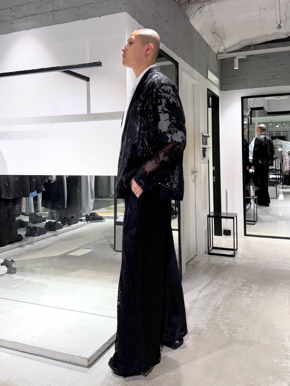 ブラック系のトートバッグ、ブラック系のドレスシューズ、ブラック系のその他パンツを着用したメンズの春コーディネートの2枚目の写真