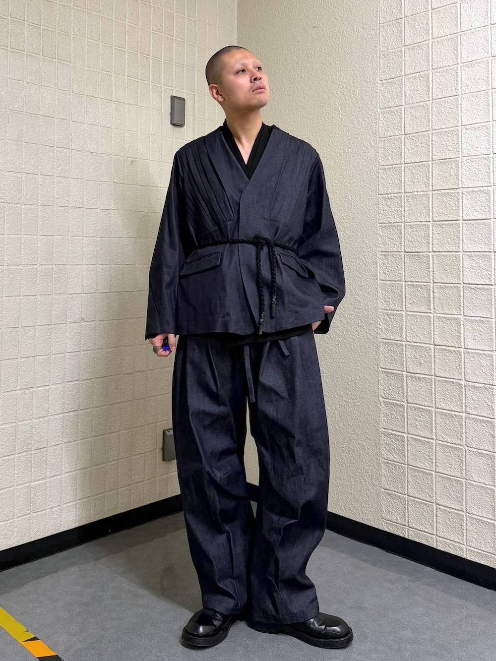 ブルー系のノーカラージャケット、ブルー系のデニムパンツを着用したメンズの春コーディネートの2枚目の写真