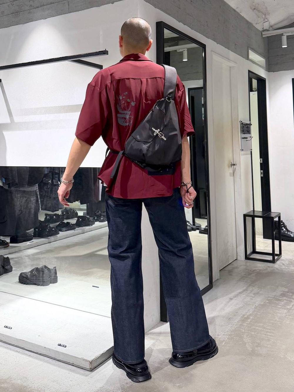 レッド系のシャツ/ブラウス、ホワイト系のTシャツ/カットソー、ブラック系のショルダーバッグを着用したメンズの夏コーディネートの3枚目の写真