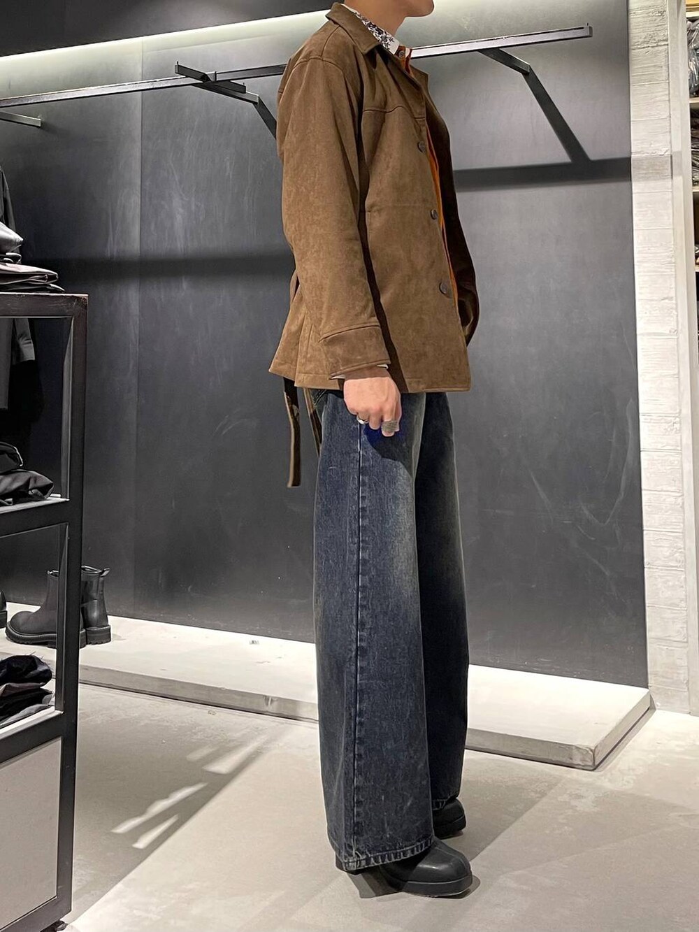 ブルー系のデニムパンツ、ホワイト系のシャツ/ブラウス、ブラック系のブーツを着用したメンズの秋コーディネートの4枚目の写真