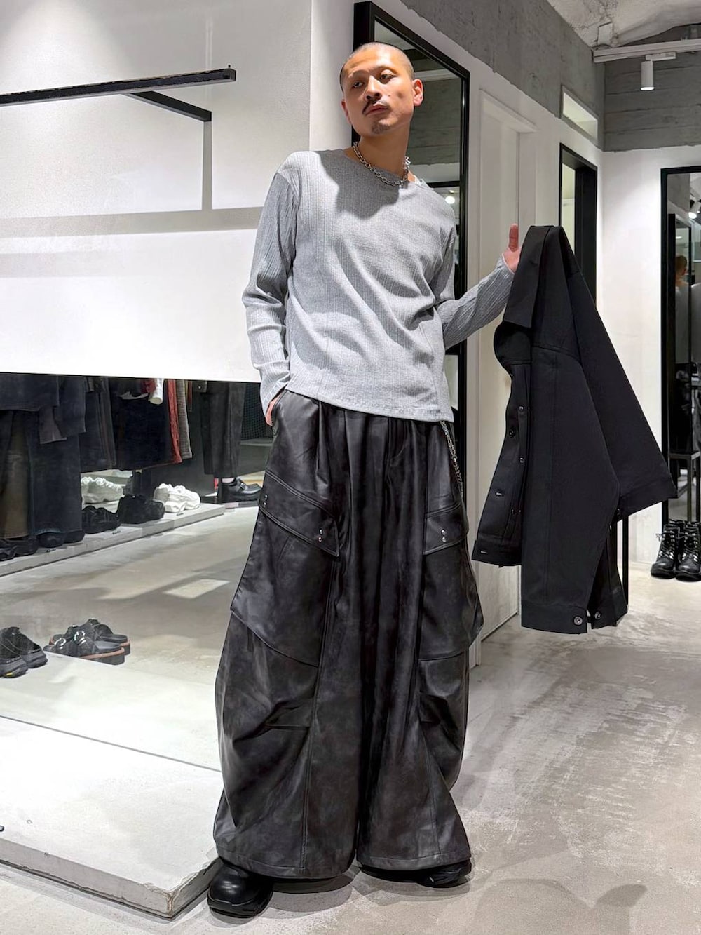 ブラック系のブーツ、グレー系のTシャツ/カットソー、グレー系のカーゴパンツを着用したメンズの秋コーディネートの6枚目の写真