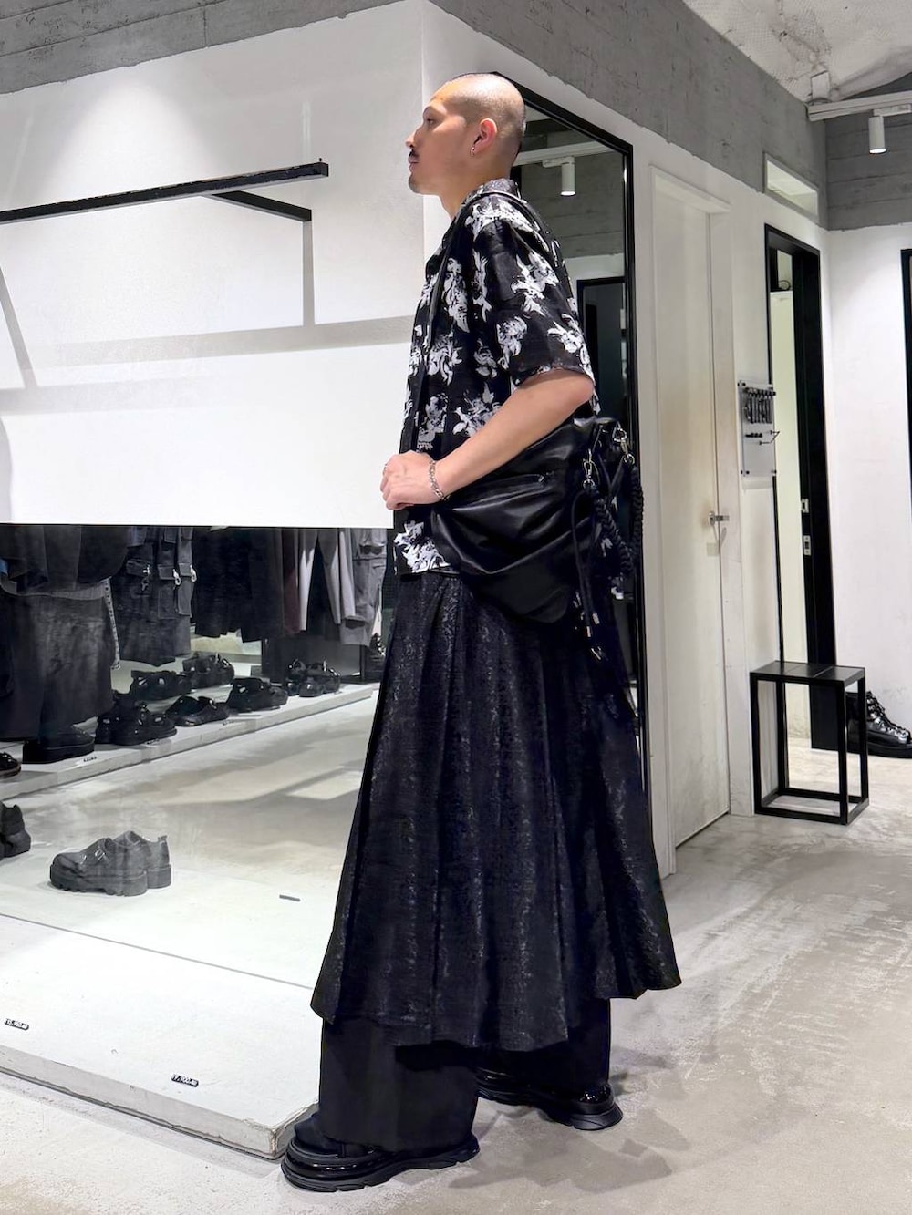 ブラック系のシャツ/ブラウス、グレー系のTシャツ/カットソー、ブラック系のその他パンツを着用したメンズの夏コーディネートの2枚目の写真