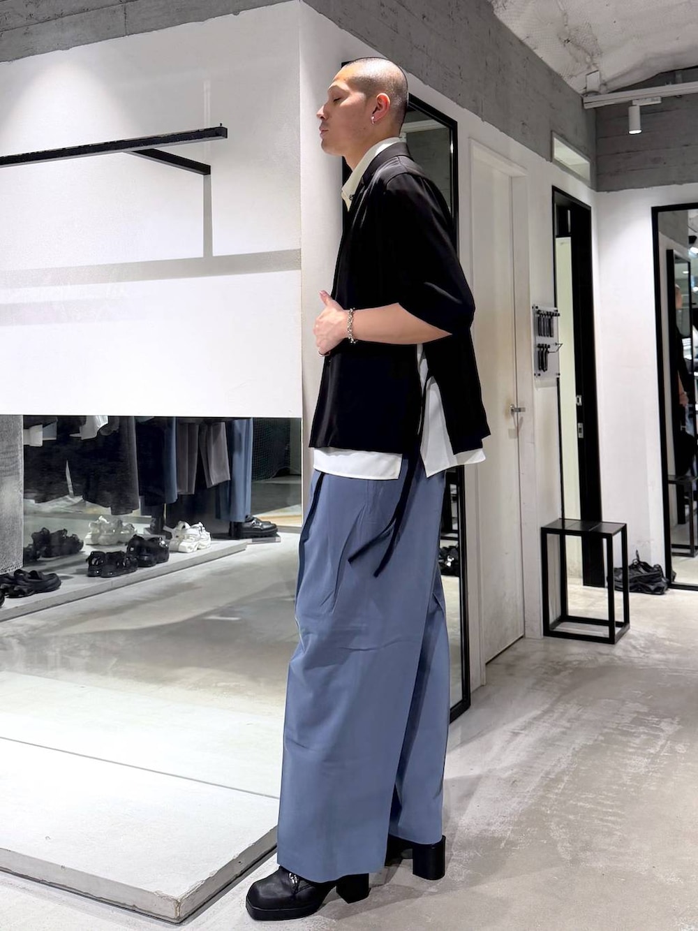 ホワイト系のシャツ/ブラウス、ブラック系のサンダル、ブルー系のスラックスを着用したメンズの春コーディネートの2枚目の写真