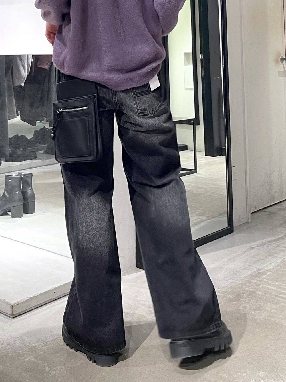 グレー系のダウンジャケット/コート、パープル系のニット/セーター、ブラック系のデニムパンツを着用したメンズの秋コーディネートの6枚目の写真