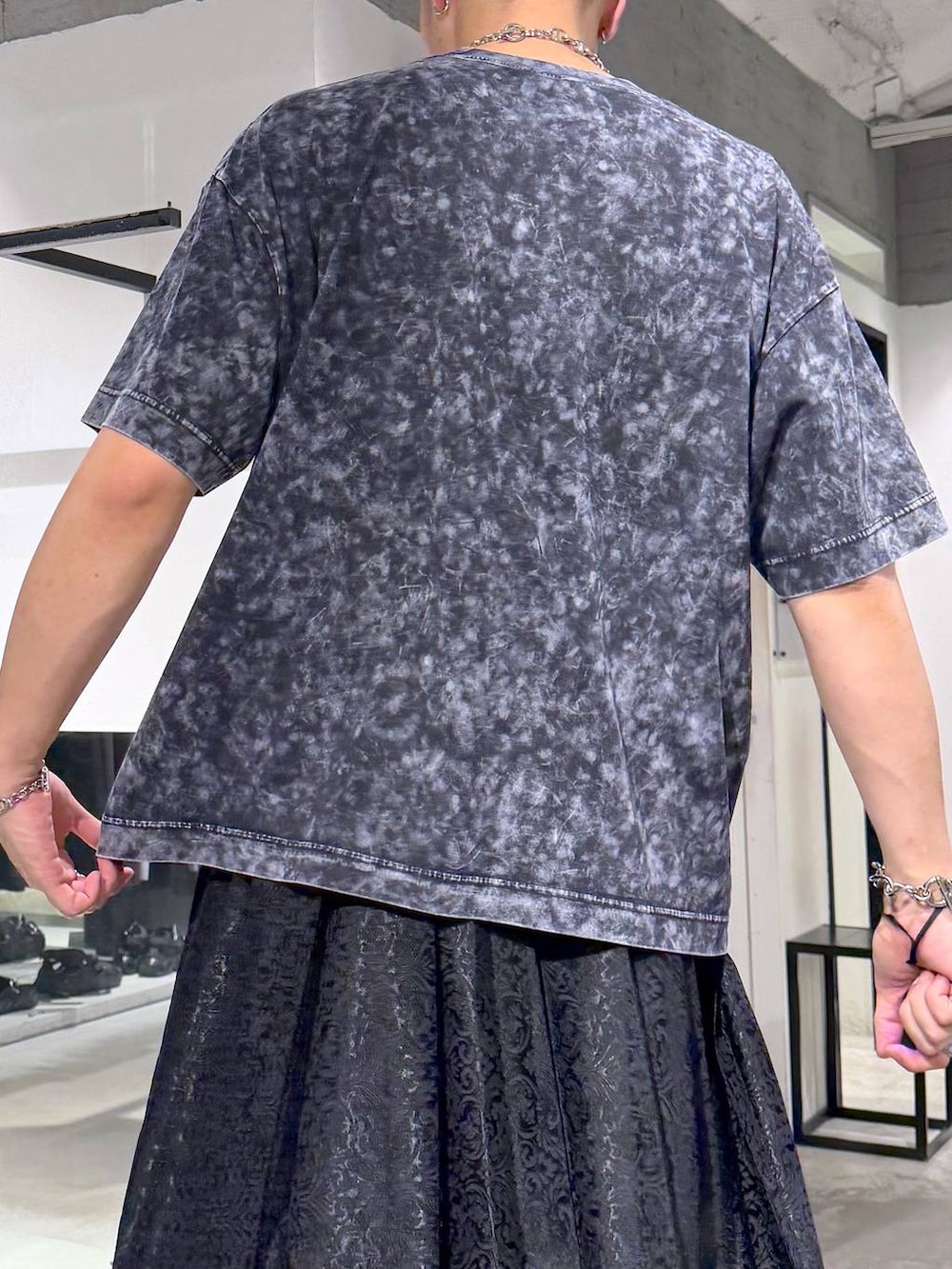 ブラック系のシャツ/ブラウス、グレー系のTシャツ/カットソー、ブラック系のその他パンツを着用したメンズの夏コーディネートの8枚目の写真