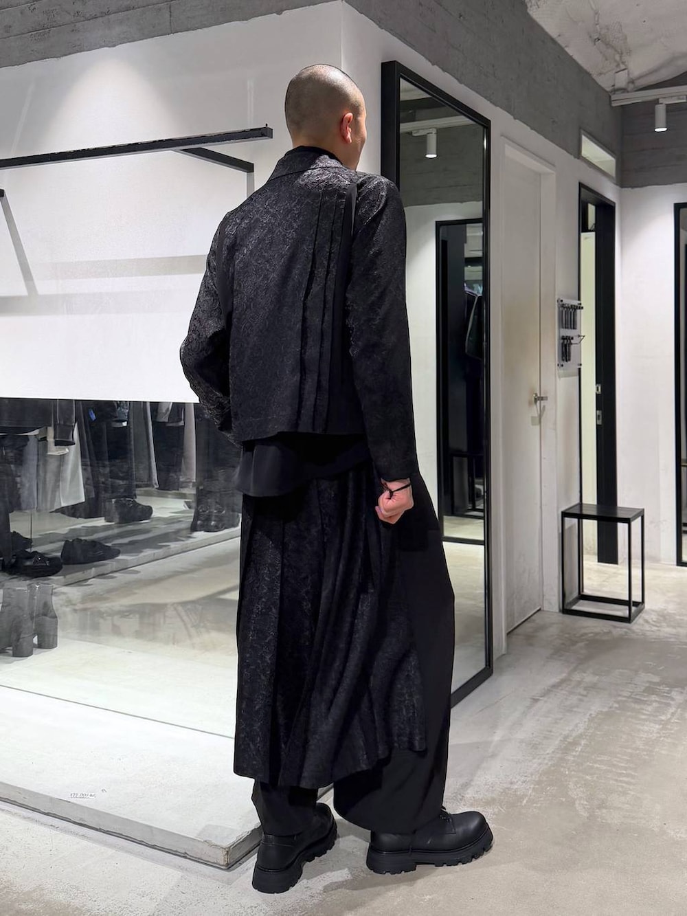 ブラック系のトートバッグ、ブラック系のその他パンツ、ブラック系のドレスシューズを着用したメンズの春コーディネートの5枚目の写真