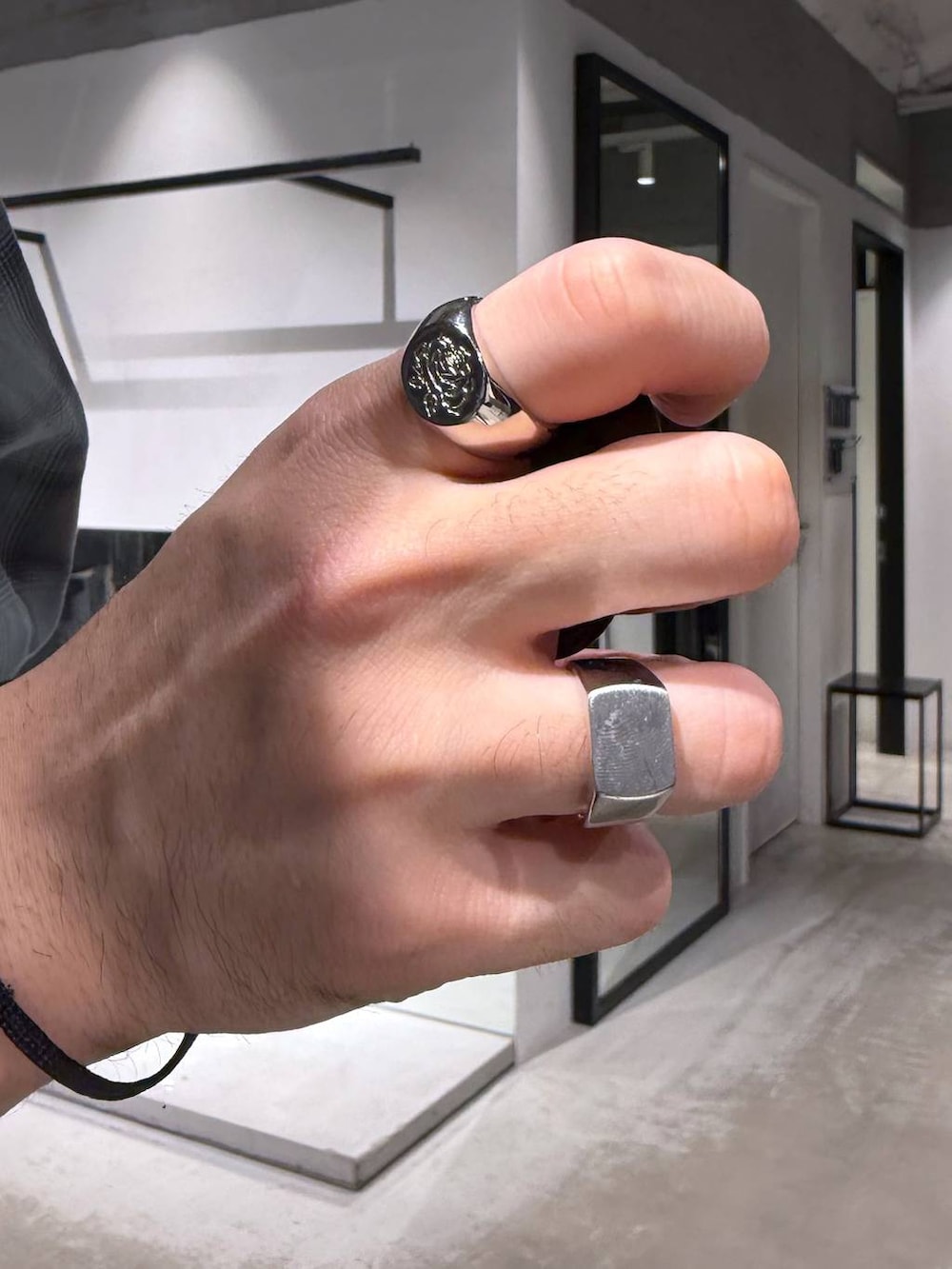 ブラック系のスニーカー、ブルー系のブルゾン、ブラウン系のカーゴパンツを着用したメンズの春コーディネートの6枚目の写真