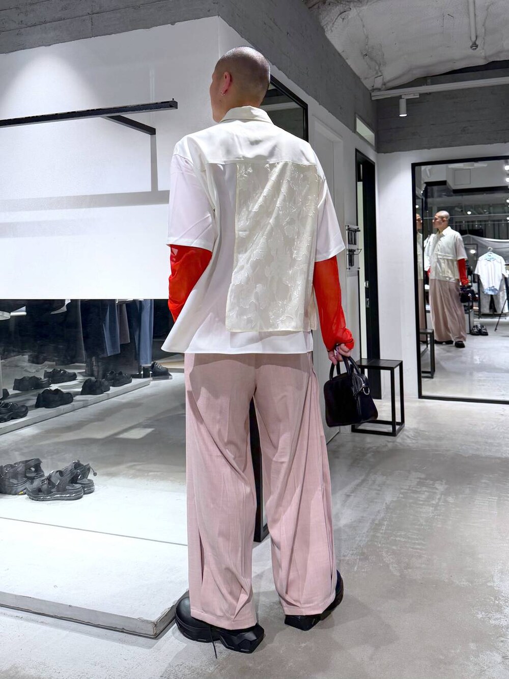 ホワイト系のシャツ/ブラウス、ブラック系のドレスシューズ、ブラック系のショルダーバッグを着用したメンズの春コーディネートの3枚目の写真
