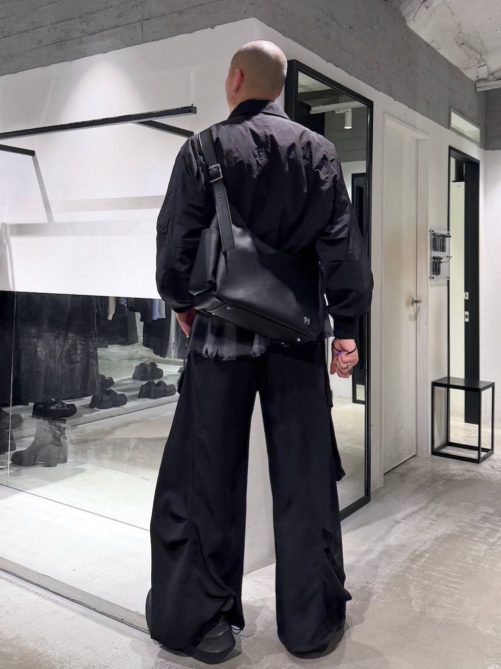 ブラック系のカーゴパンツ、ブラック系のショルダーバッグ、ブラック系のシャツ/ブラウスを着用したメンズの春コーディネートの3枚目の写真