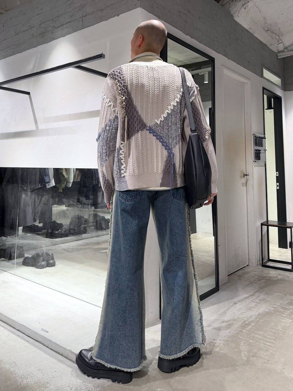 グレー系のカーディガン/ボレロ、ベージュ系のシャツ/ブラウス、ブラック系のドレスシューズを着用したメンズの冬コーディネートの3枚目の写真