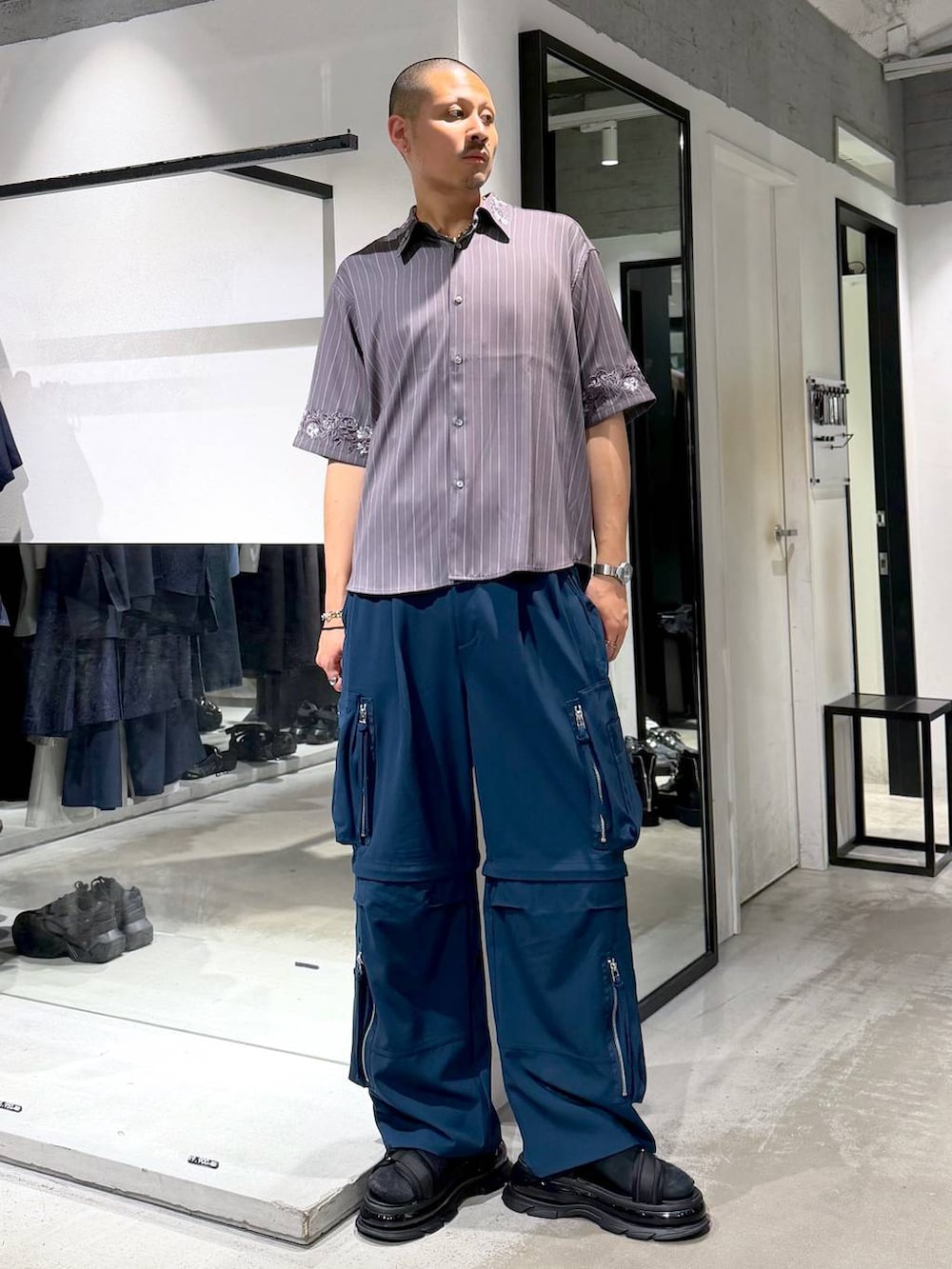 ブラック系のカーディガン/ボレロ、ブラック系のトートバッグ、ブラック系のサンダルを着用したメンズの夏コーディネートの6枚目の写真