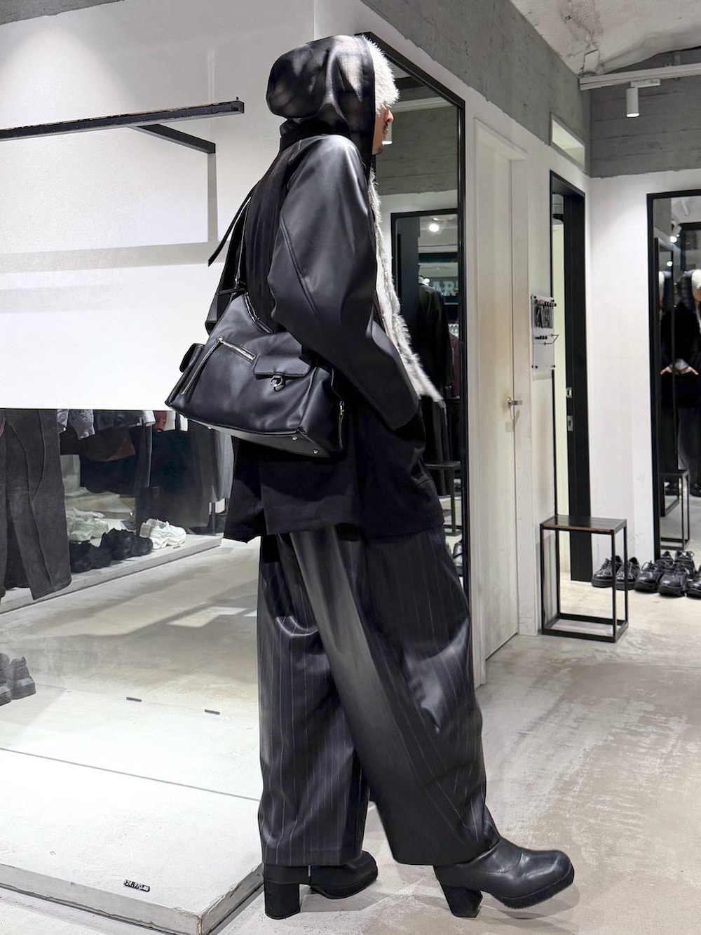 ブラック系のスラックス、ブラック系のシャツ/ブラウス、ブラック系のショルダーバッグを着用したメンズの秋コーディネートの4枚目の写真