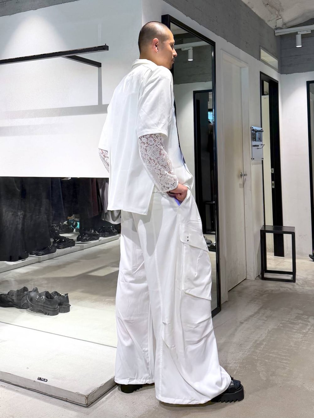 ホワイト系のシャツ/ブラウス、ホワイト系のカーゴパンツ、ブラック系のサンダルを着用したメンズの夏コーディネートの4枚目の写真