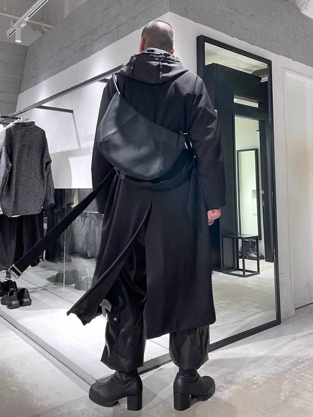 ブラック系のカーゴパンツ、ブラック系のパーカー、ブラック系のブーツを着用したメンズの冬コーディネートの3枚目の写真