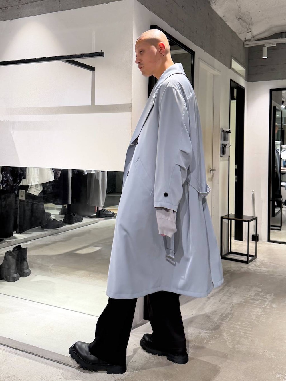 ブラック系のトートバッグ、ブラック系のスラックス、ブラック系のドレスシューズを着用したメンズの春コーディネートの2枚目の写真