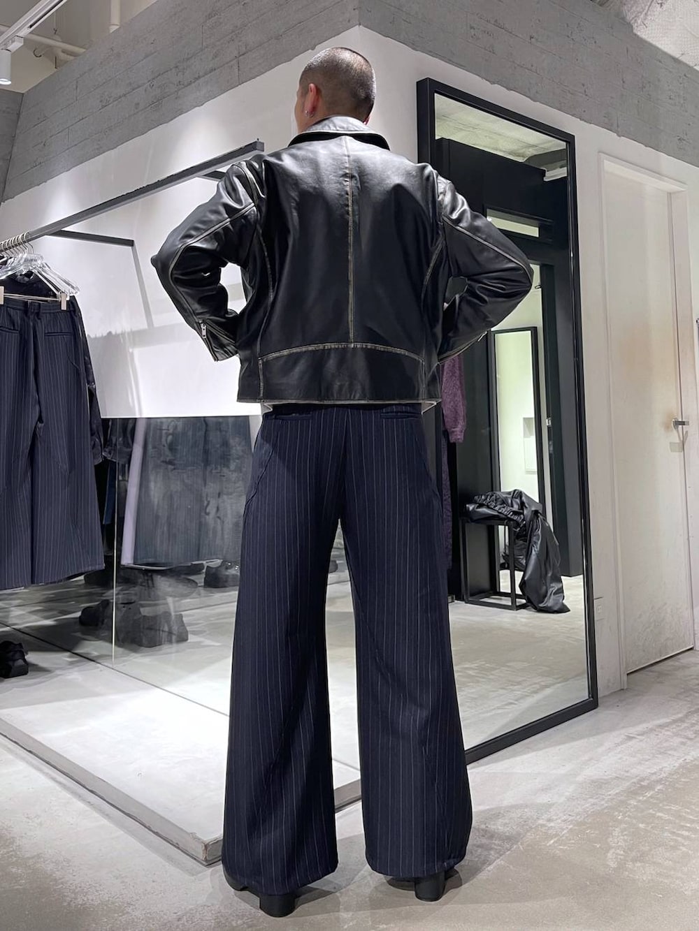 ブルー系のスラックス、ブラック系のブルゾン、ブラック系のブーツを着用したメンズの冬コーディネートの3枚目の写真