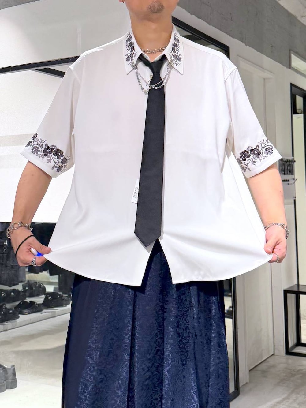 ホワイト系のシャツ/ブラウス、ブラック系のトートバッグ、ブラック系のネクタイを着用したメンズの夏コーディネートの7枚目の写真