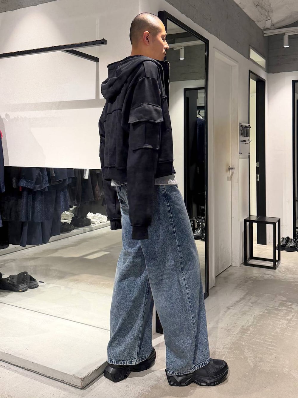 ブルー系のデニムパンツ、ブラック系のローファー、グレー系のTシャツ/カットソーを着用したメンズの秋コーディネートの4枚目の写真
