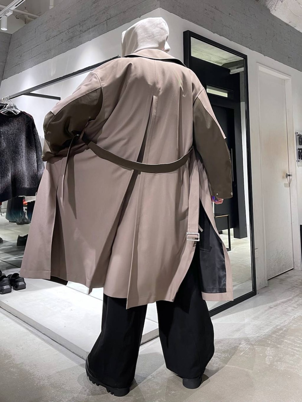 ブラック系のスラックス、ブラック系のショルダーバッグ、ブラック系のドレスシューズを着用したメンズの冬コーディネートの2枚目の写真