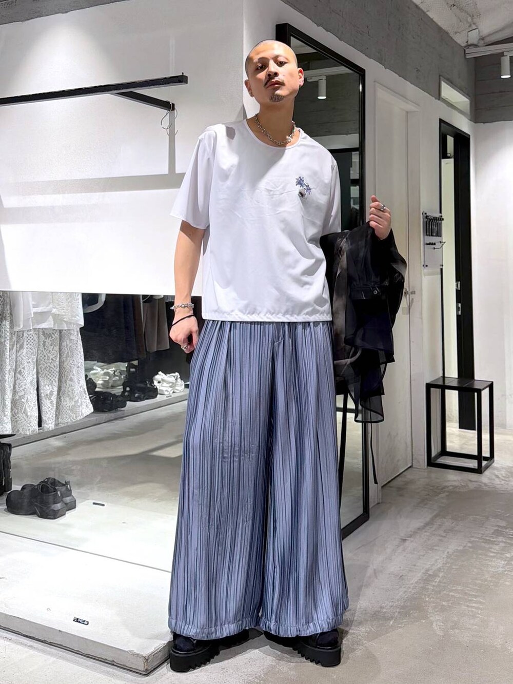 ブラック系のサンダル、ブルー系のスラックス、ホワイト系のTシャツ/カットソーを着用したメンズの夏コーディネートの6枚目の写真