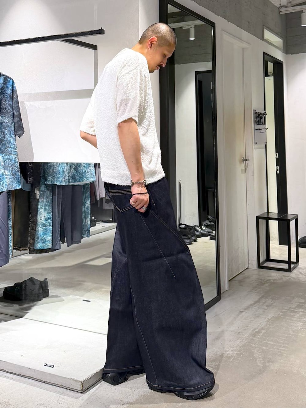 ブラック系のスニーカー、グレー系のブレスレット、シルバー系のネックレスを着用したメンズの夏コーディネートの4枚目の写真