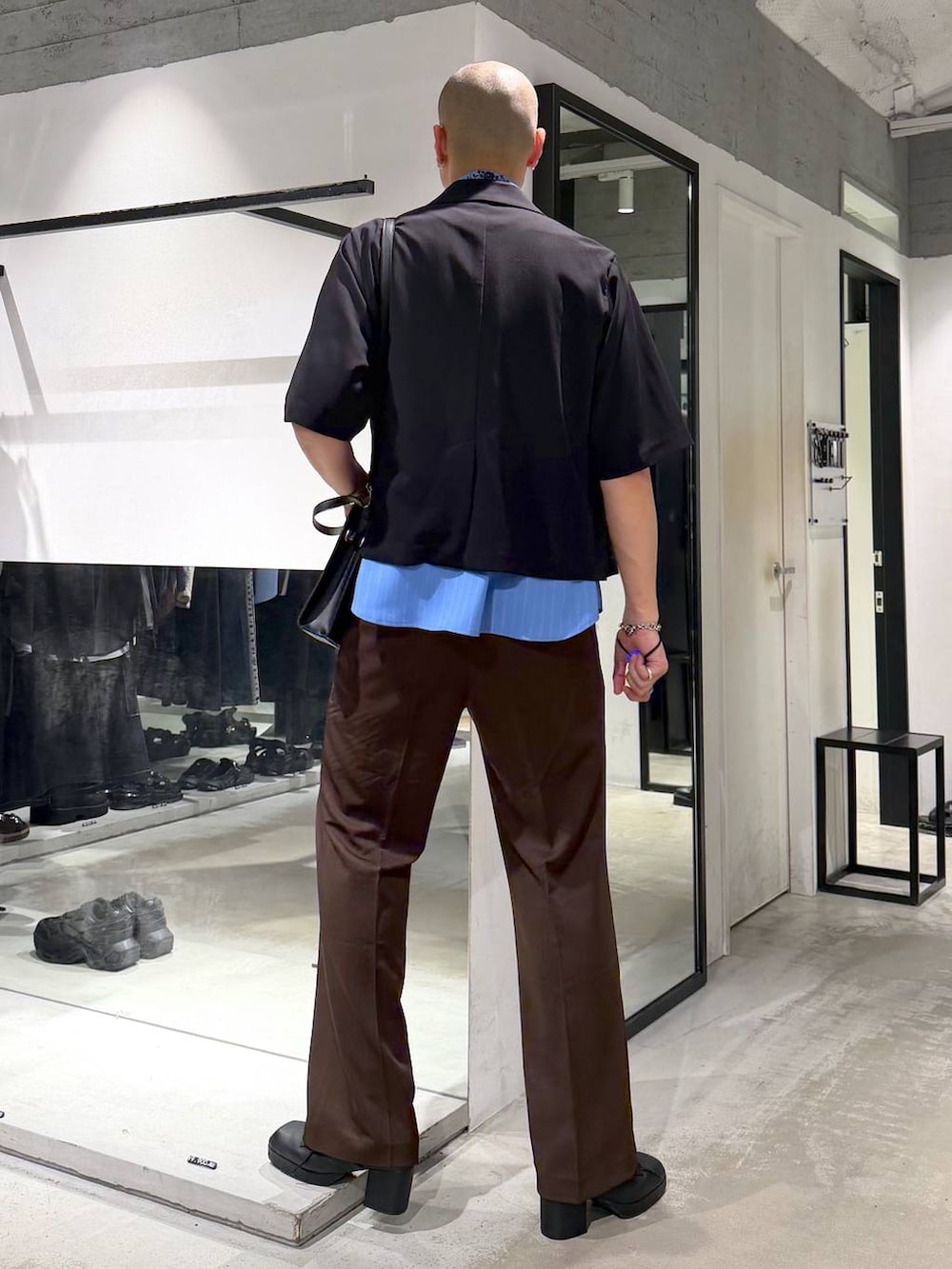 ブルー系のシャツ/ブラウス、ブラウン系のスラックス、ブラック系のサンダルを着用したメンズの夏コーディネートの3枚目の写真