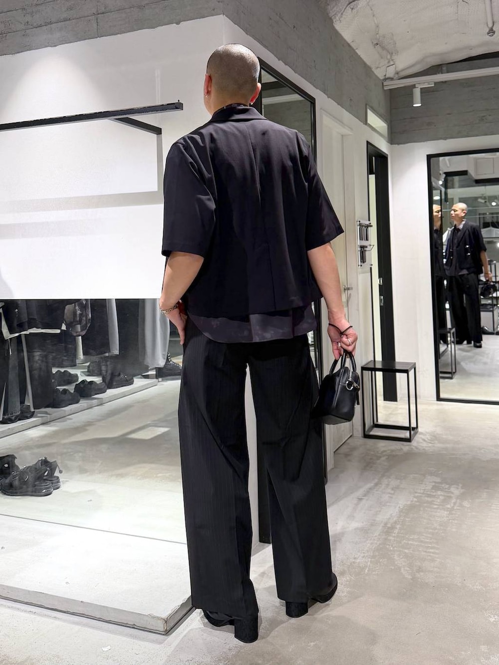 グレー系のシャツ/ブラウス、ブラック系のサンダル、ブラック系のテーラードジャケットを着用したメンズの春コーディネートの3枚目の写真