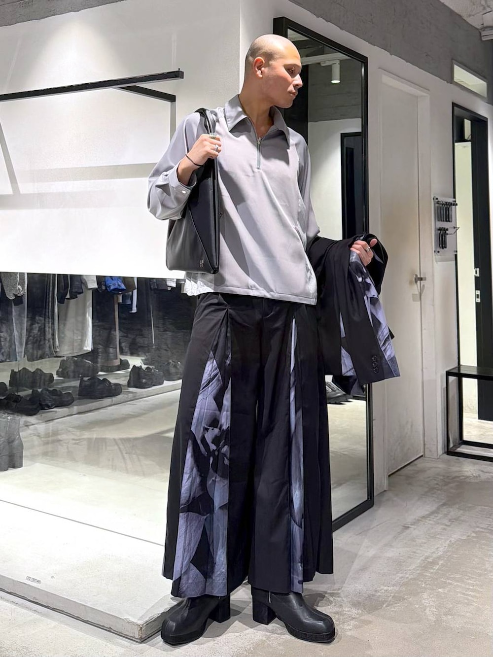 ブラック系のブーツ、ブラック系のその他パンツ、ブラック系のテーラードジャケットを着用したメンズの春コーディネートの5枚目の写真