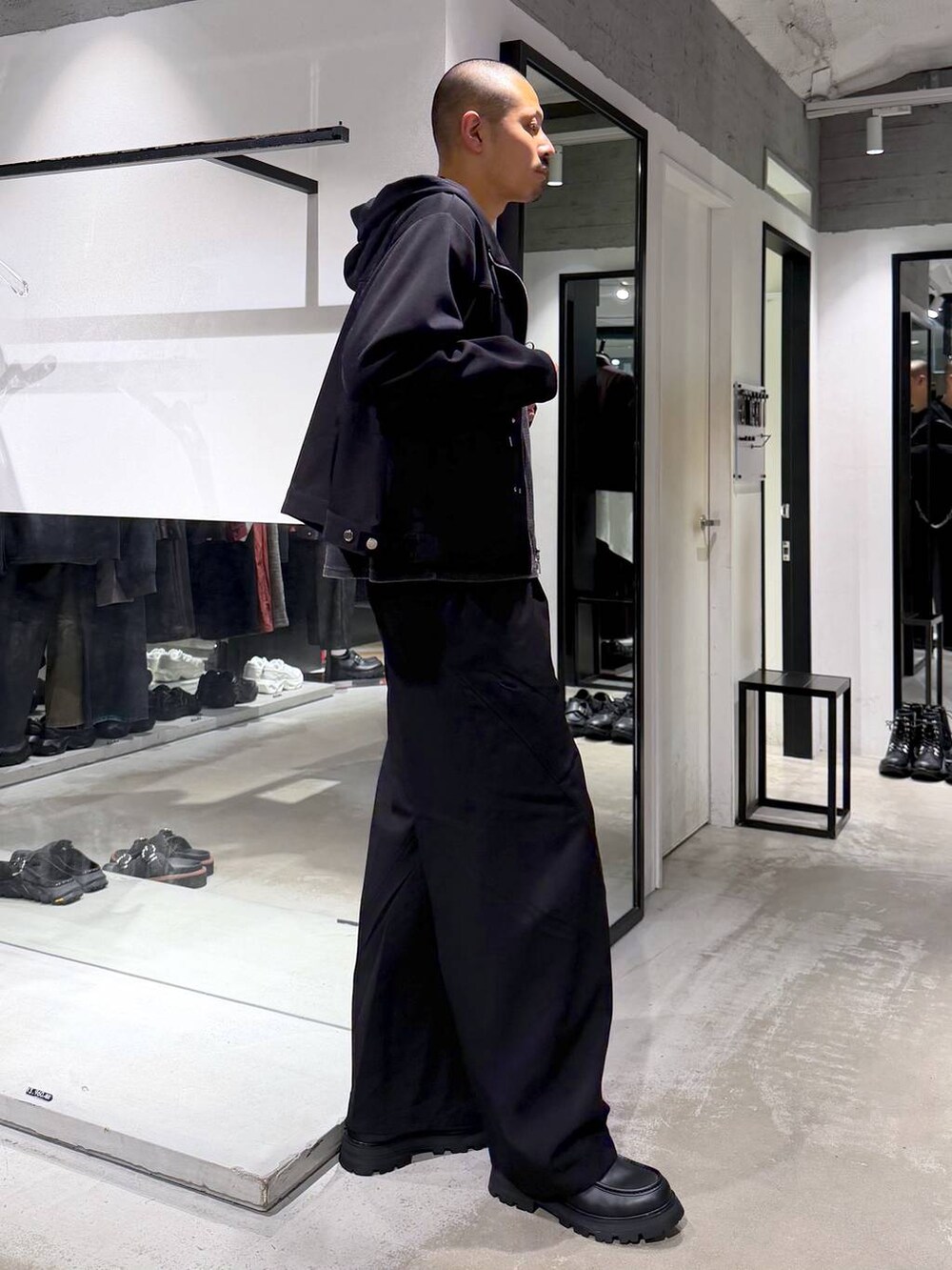 ブラック系のローファー、ブラック系のスラックス、ブラック系のTシャツ/カットソーを着用したメンズの秋コーディネートの4枚目の写真