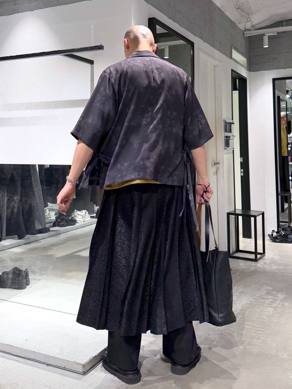 ブラック系のその他パンツ、ブラック系のサンダル、グレー系のテーラードジャケットを着用したメンズの春コーディネートの3枚目の写真