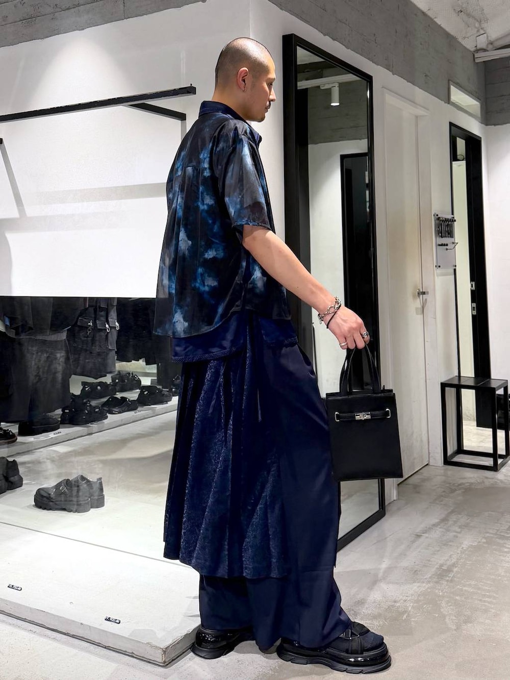 ブラック系のその他パンツ、ブラック系のサンダル、ブルー系のシャツ/ブラウスを着用したメンズの夏コーディネートの4枚目の写真
