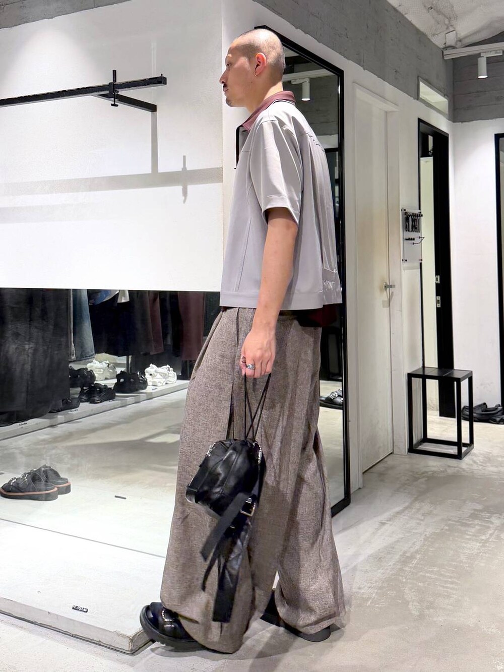 ブラック系のショルダーバッグ、ブラウン系のシャツ/ブラウス、ブラック系のサンダルを着用したメンズの夏コーディネートの2枚目の写真
